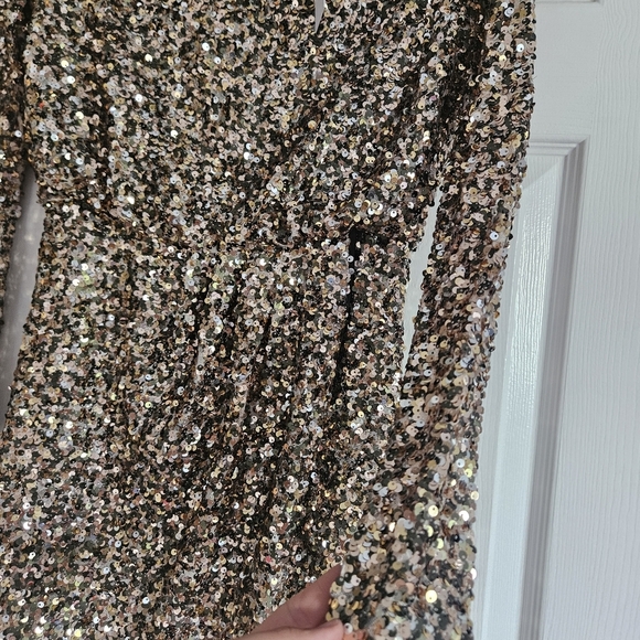 Ever New Gold Long Sleeve Dress with Elegant Design Christmas New Years Party - Picture 6 of 11